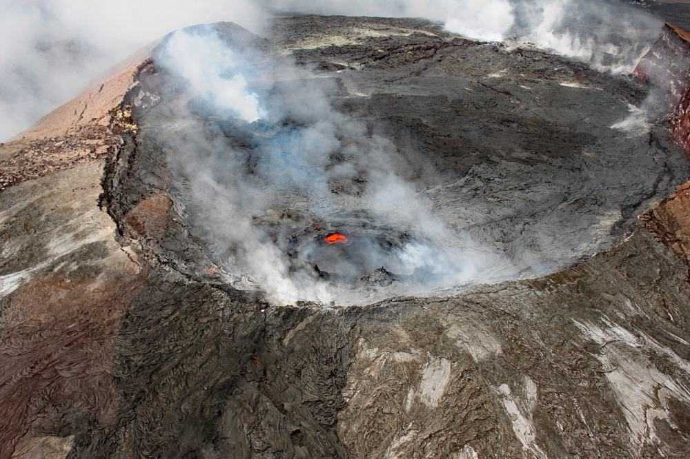 В италии проснулся крупнейший вулкан европы