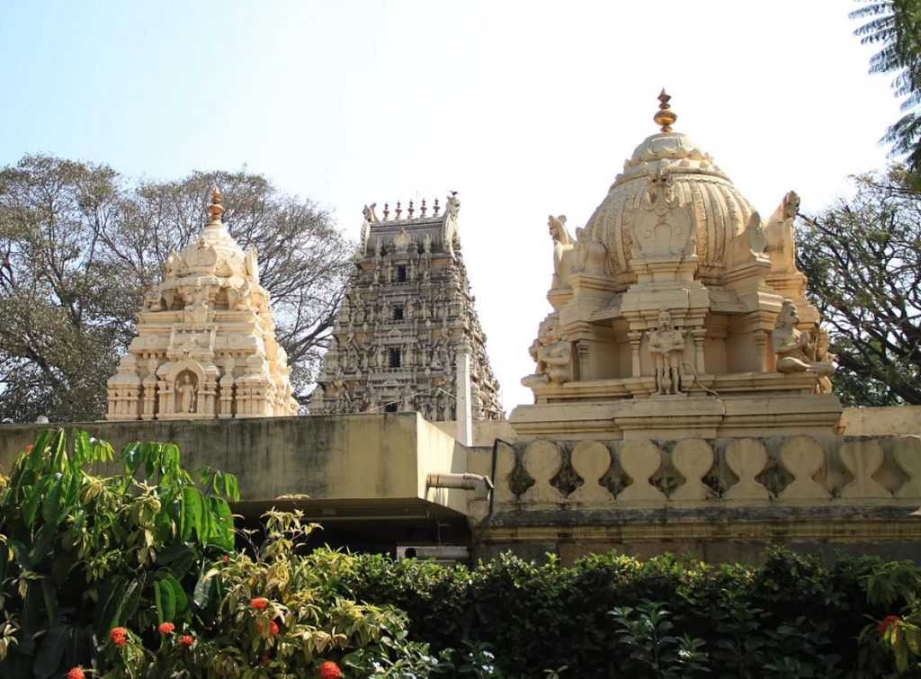Бангалор — современный и рационально спланированный город, столица штата Карнатака, он служит удобными воротами в западную часть полуострова. Центр быстро развивающейся отрасли IT, космополитичный Бангалор – город номер один на юге Индии, обладающий благо