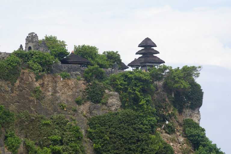 Храм улувату на бали (pura uluwatu) — храм на обрыве скалы высотой 90 метров