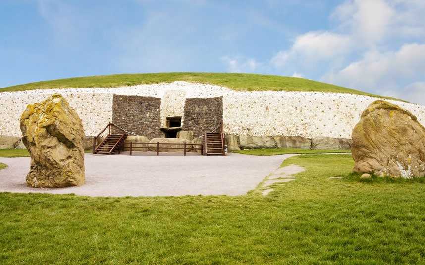 Ньюгрейндж – одно из самых древних сооружений в мире окутанное ореолом таинственности. Это культовое мегалитическое сооружение находится в 40,2 км к северу от Дублина, в Ирландии. Ньюгрейндж представляет из себя гробницу в форме кургана и использовался в