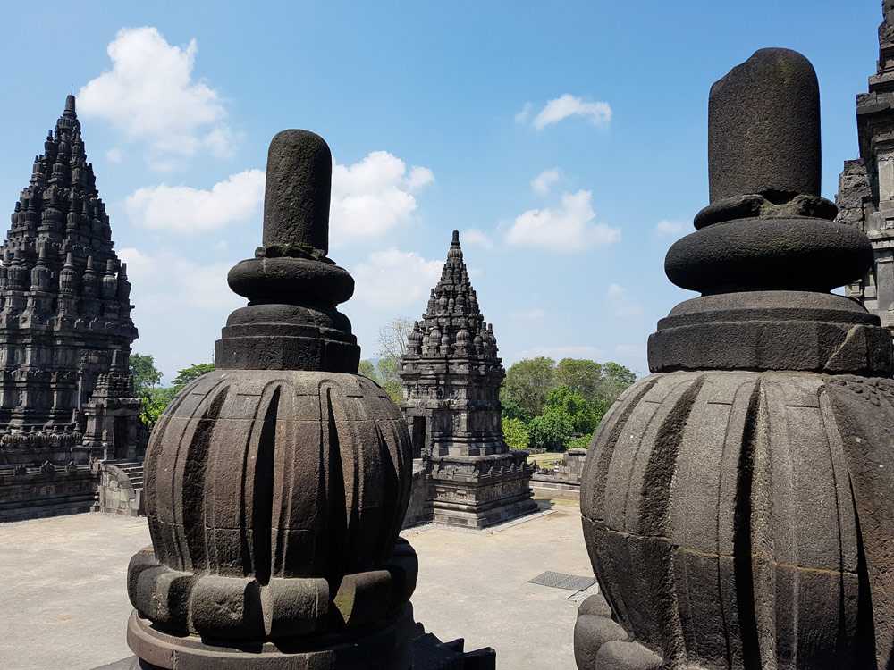 Боробудур - самый большой буддийский храм в мире. индонезия