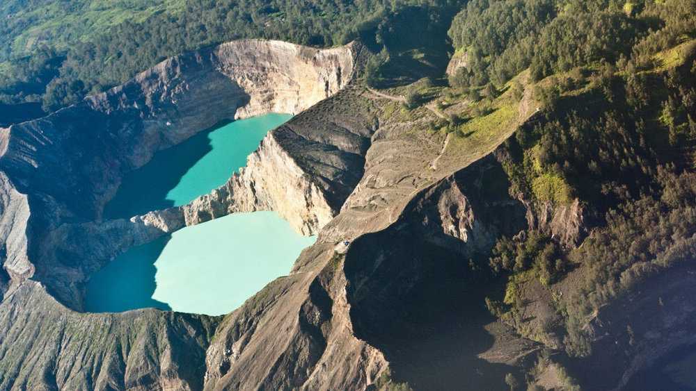 Келимуту. трехцветные озера в индонезии на острове флорес