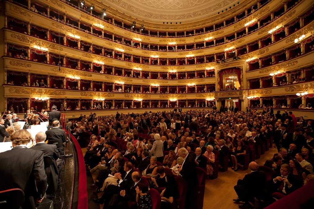 Театр со зрителями. Ла скала оперный театр. Театр оперы ла скала в Милане. Оперный театр в Милане ла скала внутри.