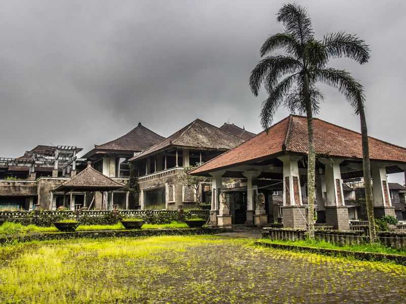 Заброшенный отель на Бали стал широко известен благодаря программе «Орёл и решка». В 16 выпуске 4 сезона в этом таинственном месте Леся Никитюк остановилась на ночлег. Отель Bedugul Taman находится в 50 км к северу от Денпасара, в 4 км от Бедугула, близ о