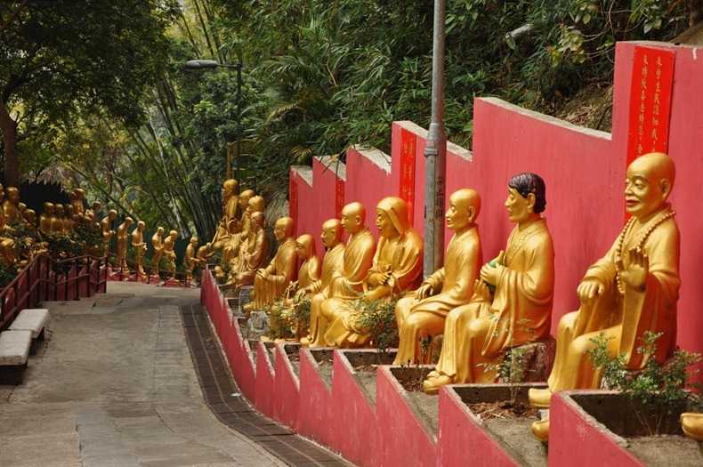 Фото Монастыря Десяти тысяч Будд в Гонконге. Большая галерея качественных и красивых фотографий Монастыря Десяти тысяч Будд, которые Вы можете смотреть на нашем сайте...