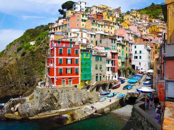 Удивительная италия: красочный город манарола, будто нарисованный талантливым художником
