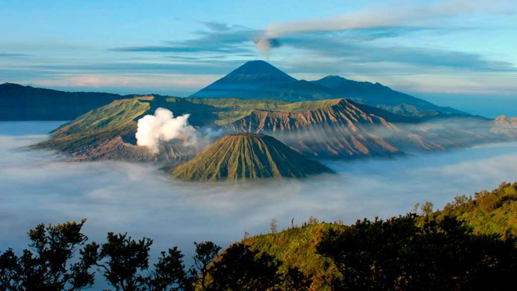 Вулкан батур на острове бали (индонезия)