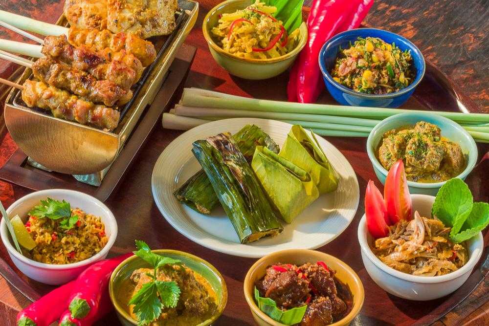 Индонезийская кухня разнообразна. Основополагающим блюдом большинства населения является вареный рис, в который добавляют приправу — мясо, овощи, рыбу, другие морепродукты. Наси является основой для других блюд, наиболее известным из которых является наси