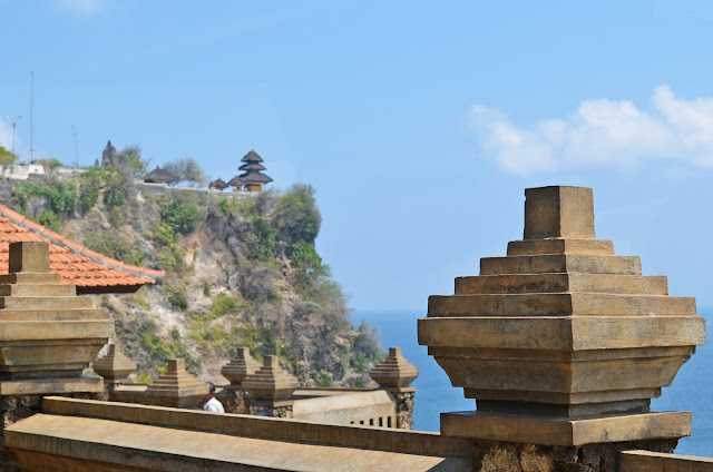 Улувату – один из шести важнейших храмов Бали, которые считаются духовными столпами местной культуры. Индуистская святыня была заложена еще в XI веке монахом по имени Мпу Кутурана. По другой версии, основателем Улувату стал Святой Двиджендра, прибывший на
