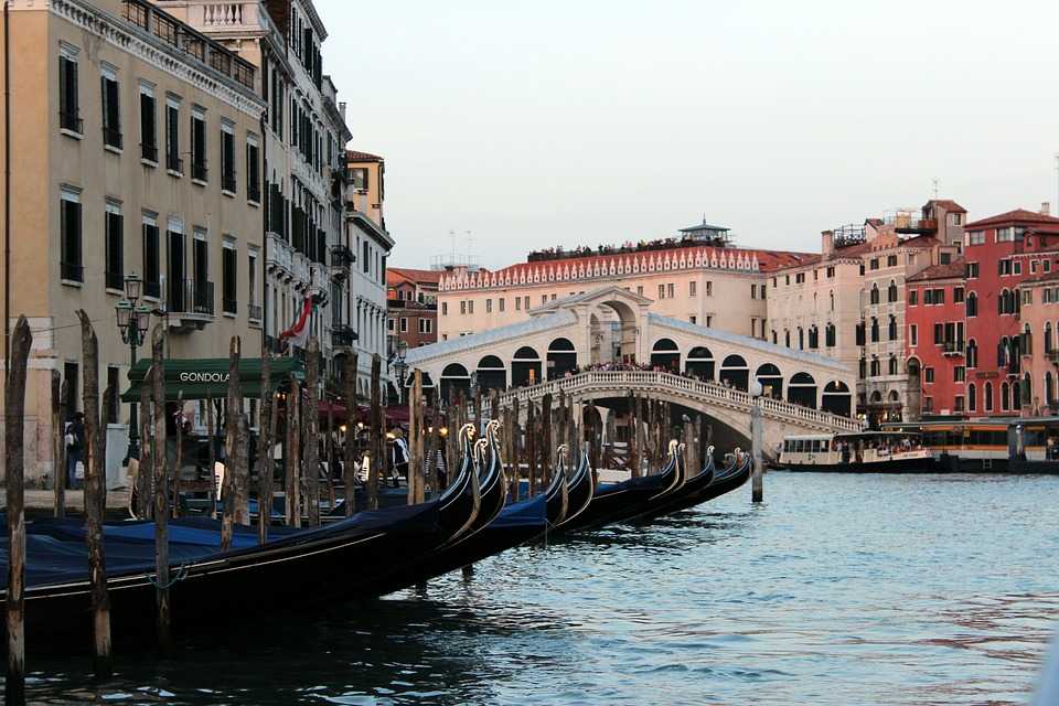 Мост риальто в венеции (италия) — плейсмент