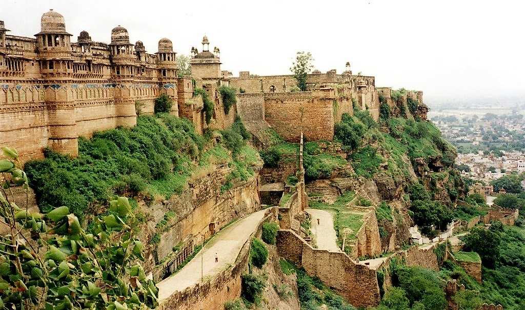 Гвалиорский форт –  крепость у города Гвалиор, одна из самых неприступных крепостей в Индии, воздвигнута на холме из песчаника, окружена высокими стенами
