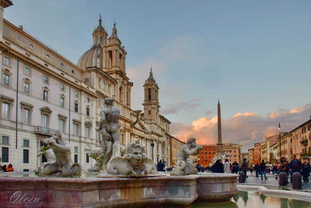 Площадь Навона — одно из любимых мест встреч римлян и гостей города вплоть до глубокой ночи. Очертания вытянутой в длину площади повторяют очертания лежащего под ней античного стадиона Домициана.