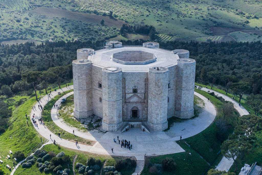Замок кастель-дель-монте в италии