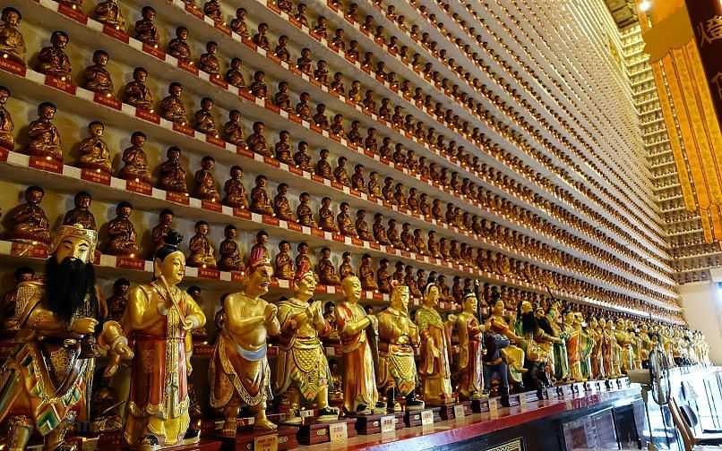 Монастырь Десяти тысяч Будд – буддистский монастырь в Гонконге основанный в 1951 году благочестивым мирянином Юэй Каем проповедником буддизма в местном монастыре, чьи выступления привлекали целые толпы прихожан. Монастырь не входит в число действующих, яв