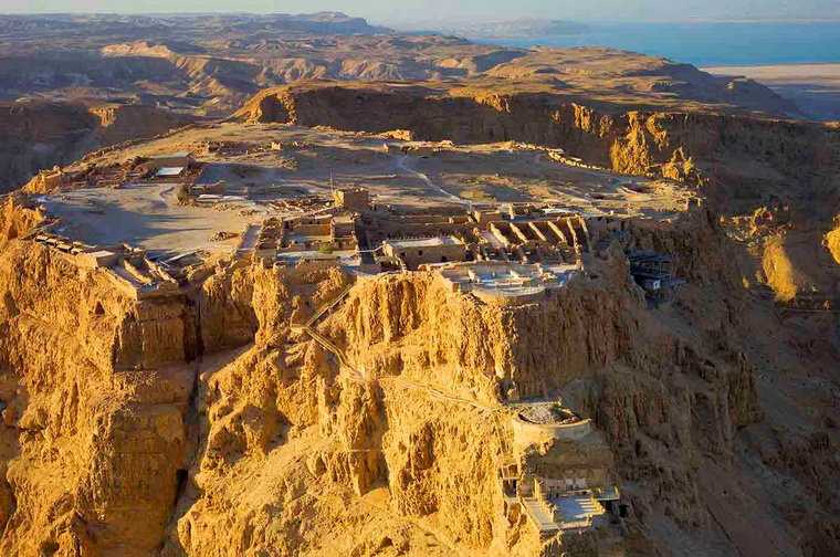 На 400-метровом утесе, возвышающемся над Мертвым морем, находятся руины крепости Масада...