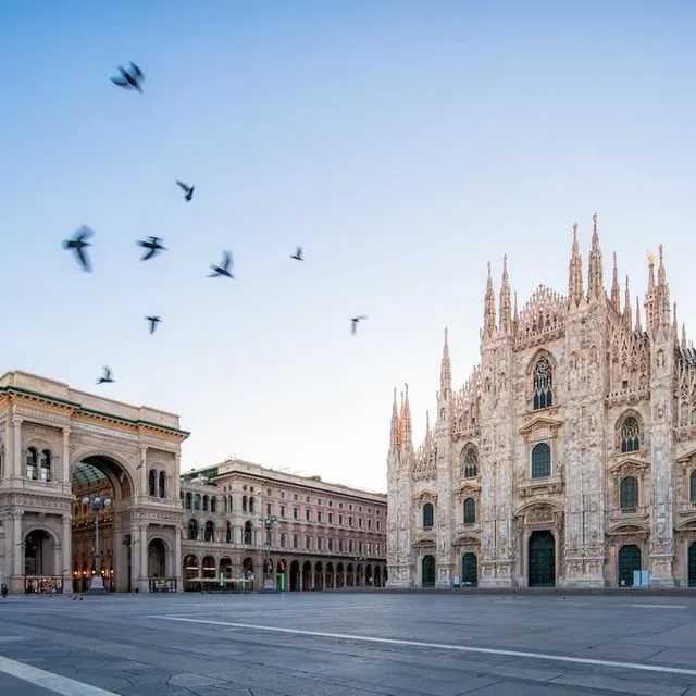 Фото города Милан в Италии. Большая галерея качественных и красивых фотографий Милана, на которых представлены достопримечательности города, его виды, улицы, дома, парки и музеи.