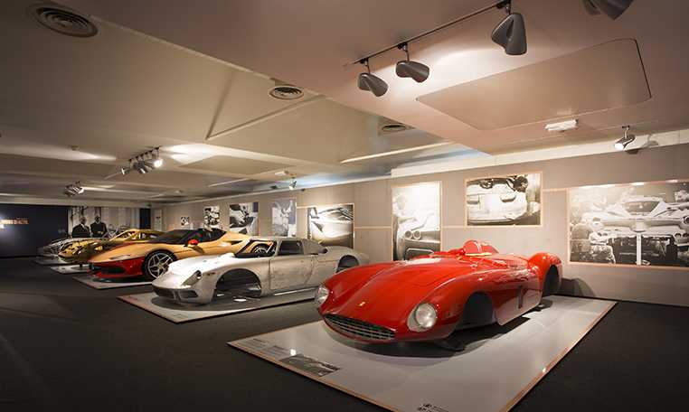 Музей Феррари в Маранелло привлекает в этот небольшой итальянский городок тысячи туристов, желающих в живую увидеть знаменитую «Конюшню». Музей был основан в 1990 году под названием «Галерея Ferrari». Здесь представлены 40 моделей марки, изображения и тро