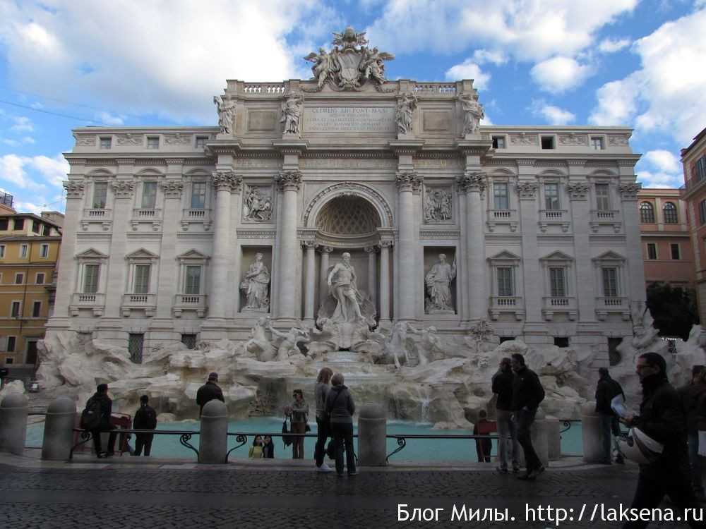 Фонтан Треви — самый знаменитый фонтан Рима, расположен в центре небольшой площади Пьяцца-ди-Треви. Папа Климент XII заказал Николо Сальви сооружение фонтана, ставший шедевром скульптора...