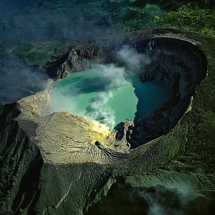 Иджен — фантастический вулкан с бирюзовым озером из серы или как мы оказались на другой планете, ява