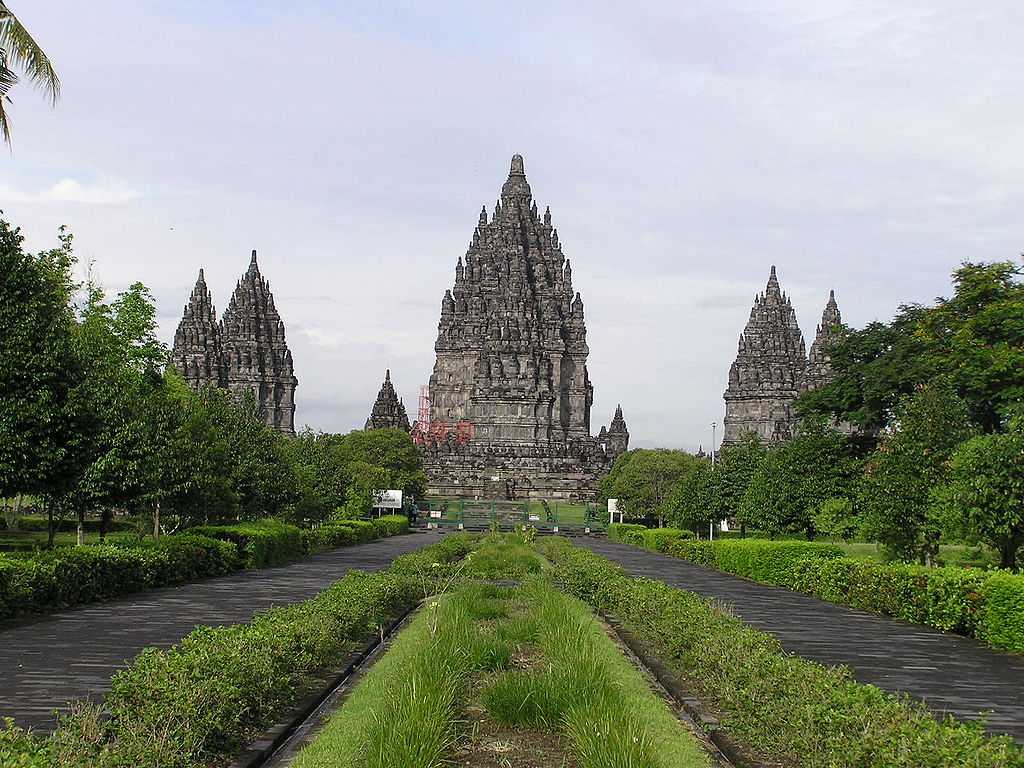 Храмовый комплекс прамбанан. индонезия