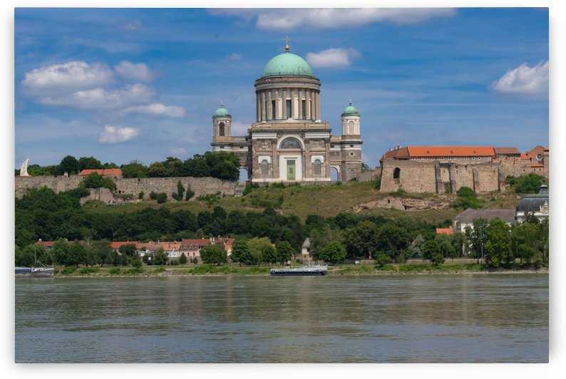 Эстергом — город поразительного величия в миниатюре. Город расположен на правом берегу Дуная в излучине, где река почти под прямым углом поворачивает на юг, к Будапешту. По реке проходила бывшая граница со Словакией. Эстергом никогда не был крупным городо