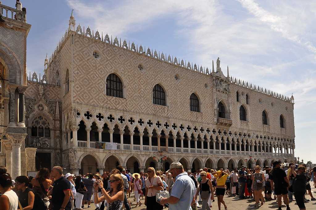 Дворец дожей - резиденция правителей венеции на 1000 лет. италия