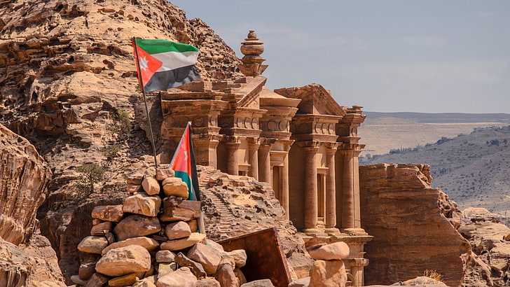 На этой странице Вы можете ознакомится с гербом Иордании, посмотреть его фото и описание
