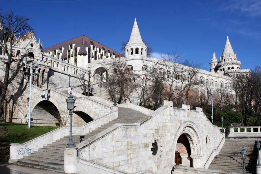Рыбацкий бастион является одним из самых известных архитектурных сооружений Будапешта и относится к числу наиболее популярных достопримечательностей столицы Венгрии. Башни и балюстрады, террасы и переходы – все кажется таким необычным, сказочным, и чувств