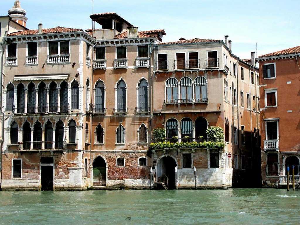 Гранд-канал – главная водная магистраль Венеции. Как и много столетий назад, он течет практически через весь город, храня все его секреты и тайны. Прогулка по Большому каналу – возможность увидеть Венецию во всей красе с ее дворцами, церквями и ажурными м