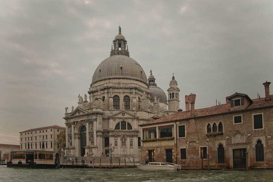 Санта-мария делла салюте: величественная церковь спасения в венеции