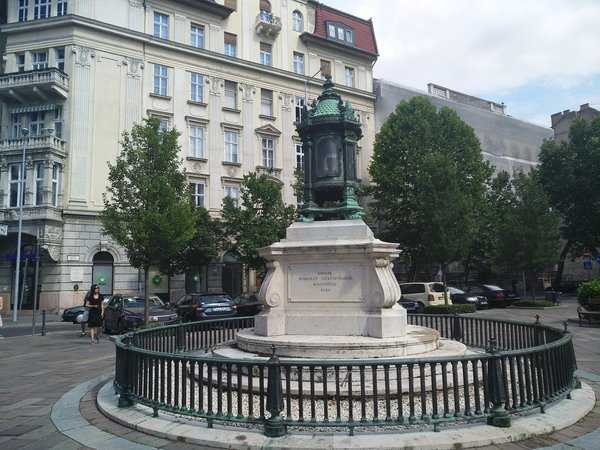 Проспект Андраши – парадная улица в центральной части Будапешта, которую за красоту и элегантность зданий называют «венгерскими Елисейскими полями».