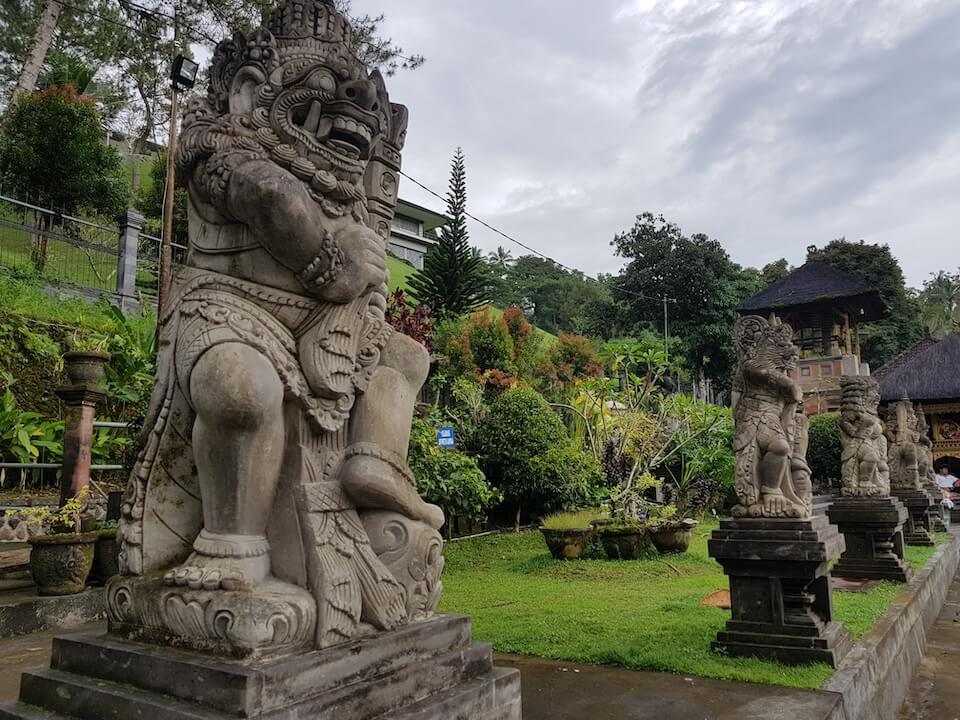 Фото храма Тирта Эмпул в Индонезии. Большая галерея качественных и красивых фотографий храма Тирта Эмпул, которые Вы можете смотреть на нашем сайте...