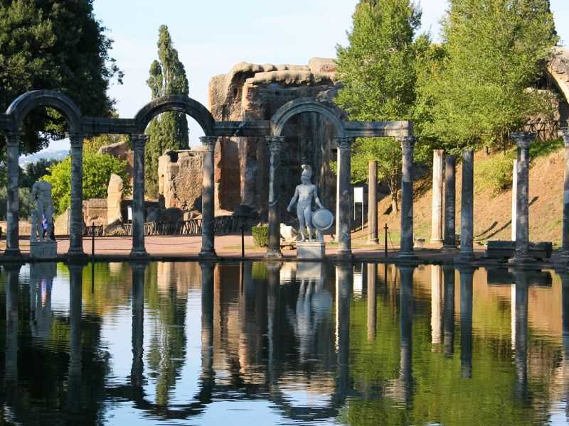 Вилла Адриана — это поразительные руины и одновременно один из самых эффектных примеров римского сада. Она была построена для императора Адриана в Тиволи, неподалеку от Рима, в начале II века.