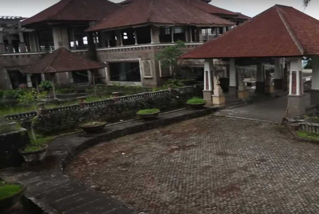 Заброшенный отель на бали или наше посещение отеля в грозу — индонезия