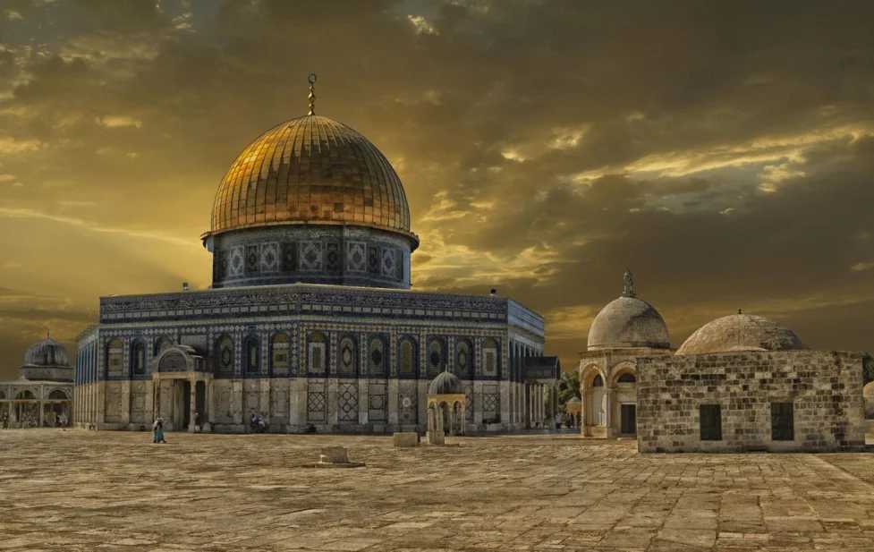 Мечеть Аль-Акса — большой мусульманский храм в Иерусалиме и одна из наиболее почитаемых святынь ислама. Она стоит на Храмовой горе – самой возвышенной части Старого города. Вместе с храмом Купол скалы мечеть Аль-Акса образует величественный религиозный ко