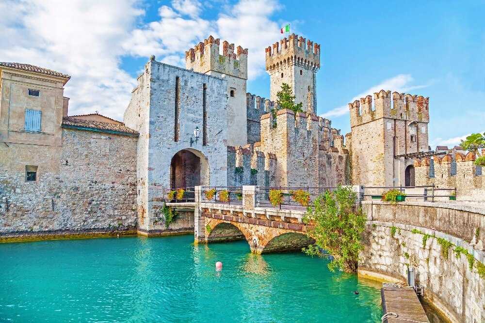 42 самых древних и прекрасных замков в мире