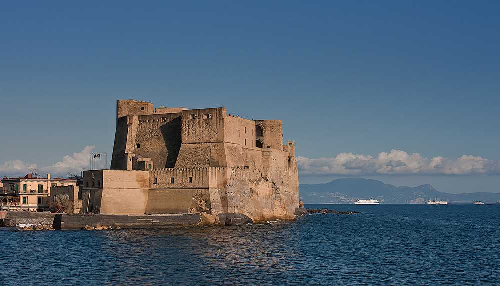 Кастель-дель-Ово — средневековый замок, расположенный на острове Мегарида в Тирренском море. Остров, на котором он стоит, находится совсем недалеко от берега и соединен узкой насыпью с прибрежным районом Неаполя – Санта Лючией. Кастель-дель-Ово – величест