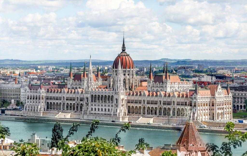 Будапешт – столица и одновременно самый крупный город Венгрии. Современный мегаполис – ведущий политический, экономический и культурный центр страны – раскинулся на берегах седовласого Дуная. Будапешт также является крупнейшим туристическим центром Венгри