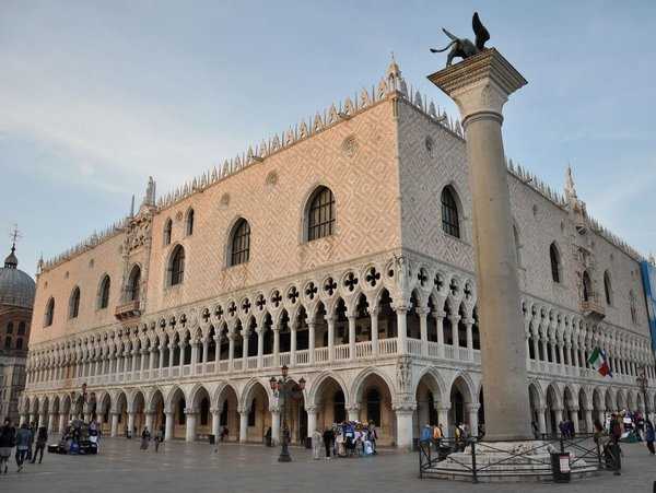 Дворец дожей - резиденция правителей венеции на 1000 лет. италия