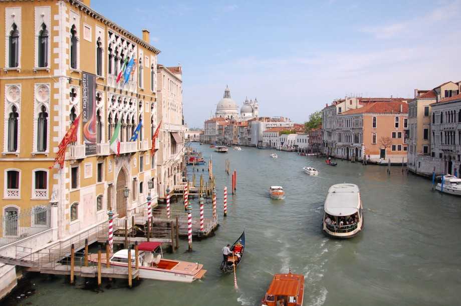 Гранд-канал – главная водная магистраль Венеции. Как и много столетий назад, он течет практически через весь город, храня все его секреты и тайны. Прогулка по Большому каналу – возможность увидеть Венецию во всей красе с ее дворцами, церквями и ажурными м