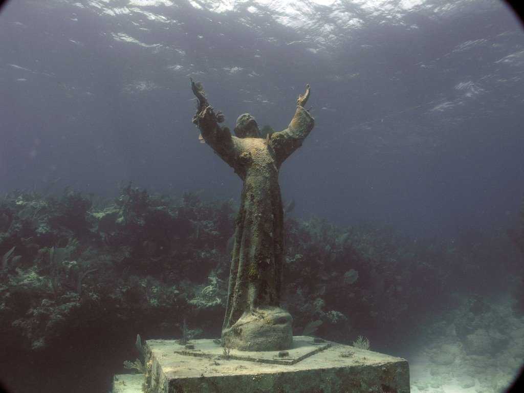Подводные статуи