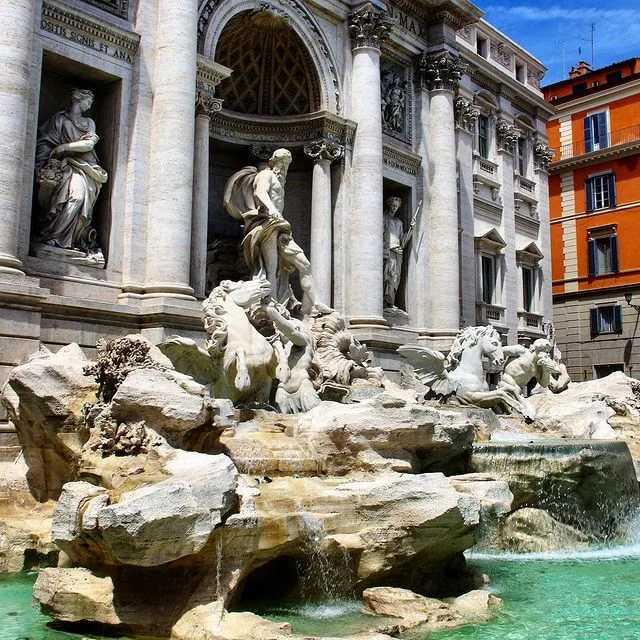 Фонтан Треви — самый знаменитый фонтан Рима, расположен в центре небольшой площади Пьяцца-ди-Треви. Папа Климент XII заказал Николо Сальви сооружение фонтана, ставший шедевром скульптора...