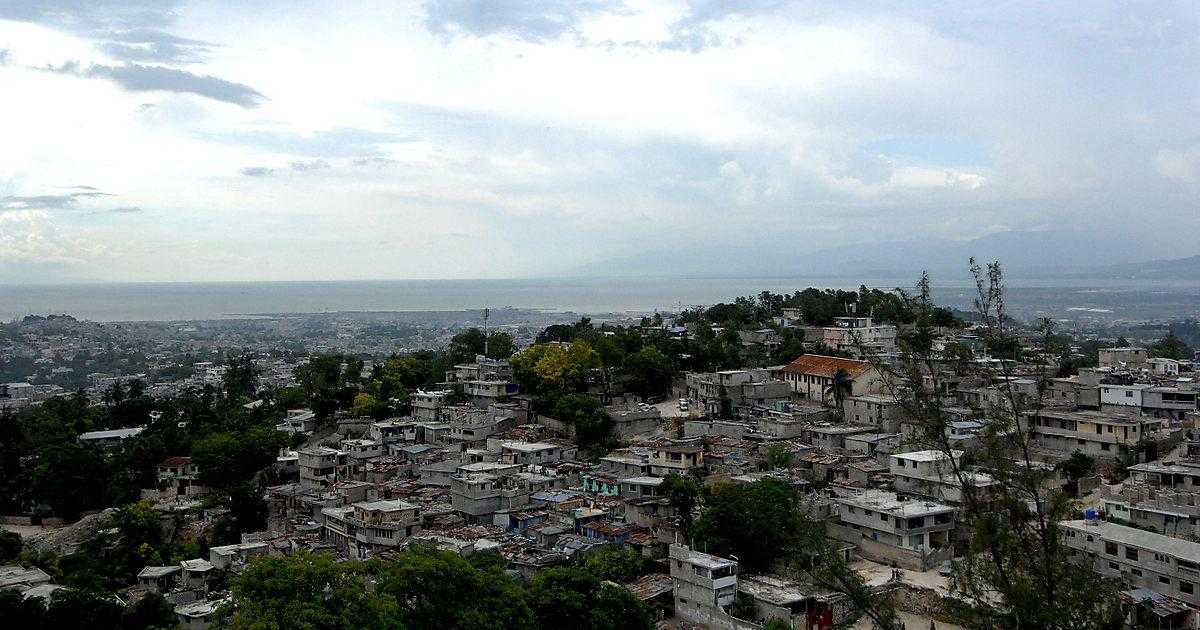 Порт-о-Пренс — столица и главный внешнеторговый порт Гаити на южном берегу залива Гонаив Карибского моря. Это политический, экономический и культурный центр страны. В городе есть международный аэропорт Мэ-Грат и военный аэродром.