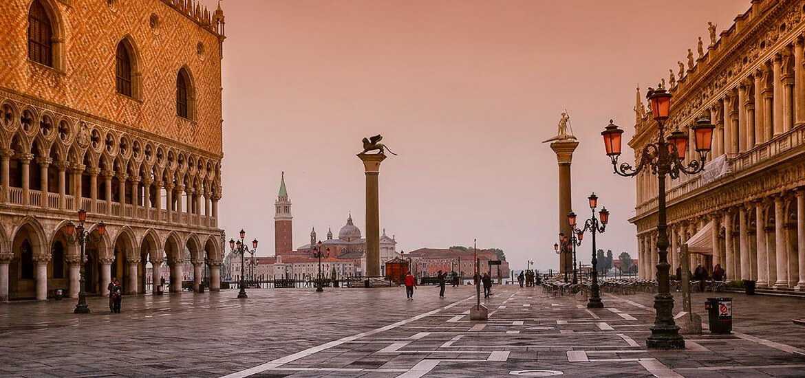 Площадь сан марко в венеции, собор, башня и кафе флориан