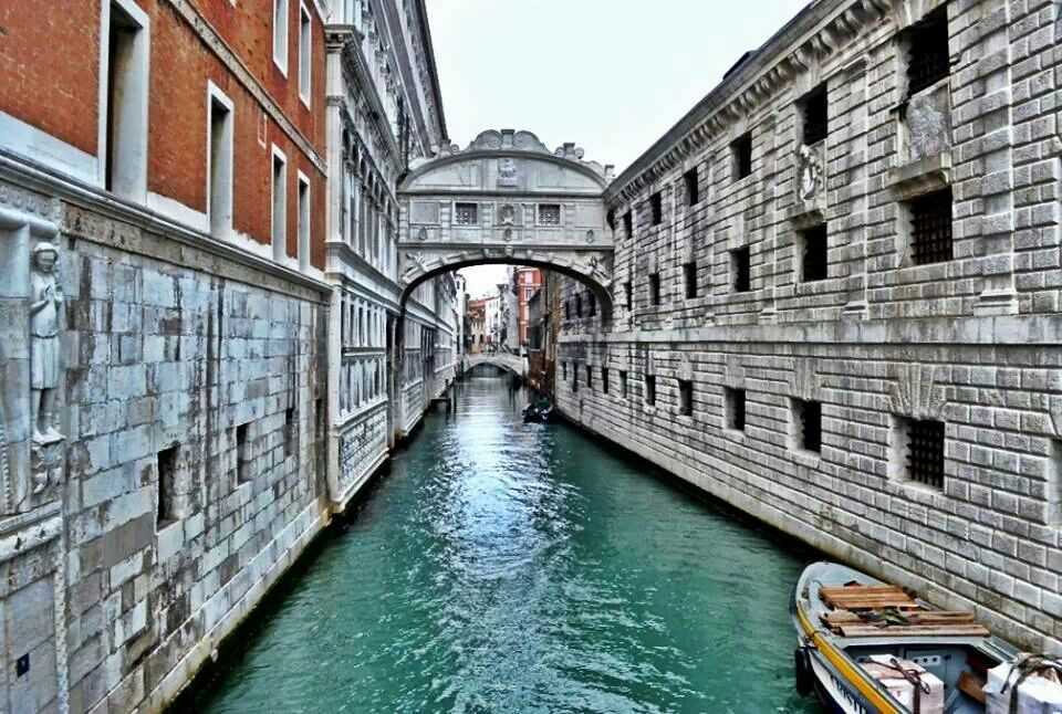 Фото моста Вздохов в Венеции в Венеции, Италия. Большая галерея качественных и красивых фотографий моста Вздохов в Венеции, которые Вы можете смотреть на нашем сайте...