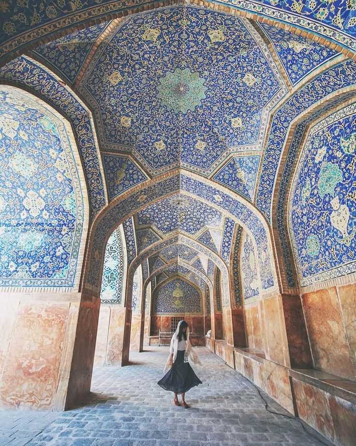 Исфахан — третий по величине город Ирана, живописно расположенный на фоне горного массива Загрос в долине реки Заянде.