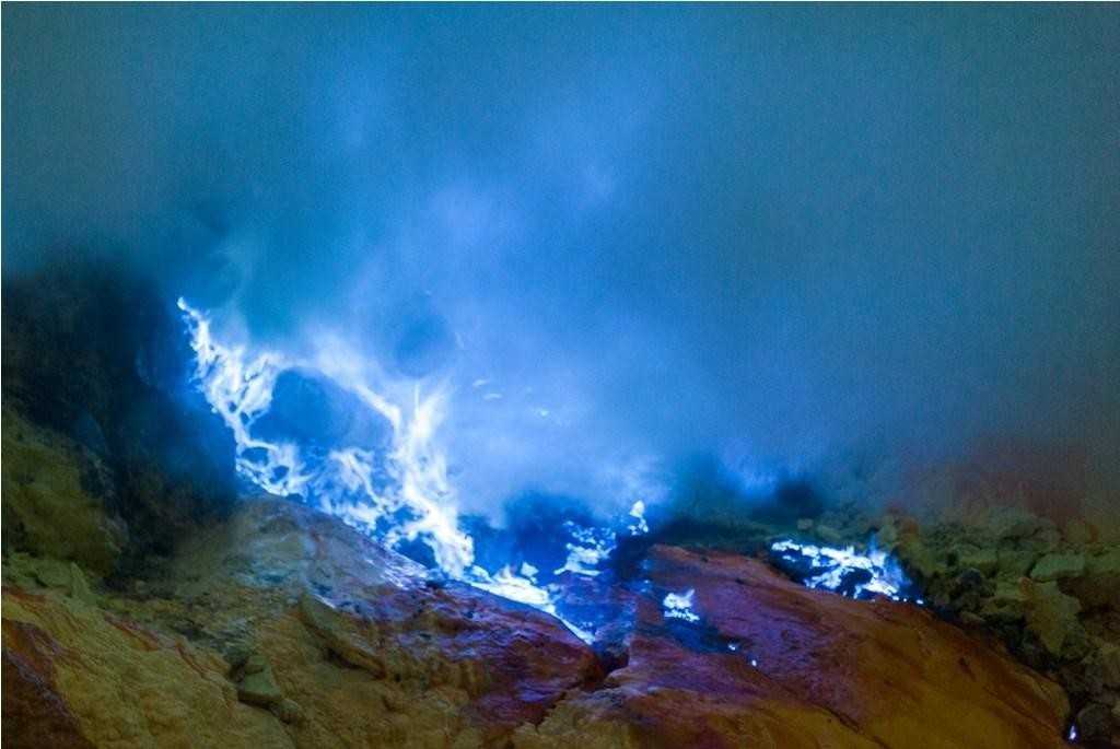 Вулкан кава иджен на острове ява - синяя лава преисподней