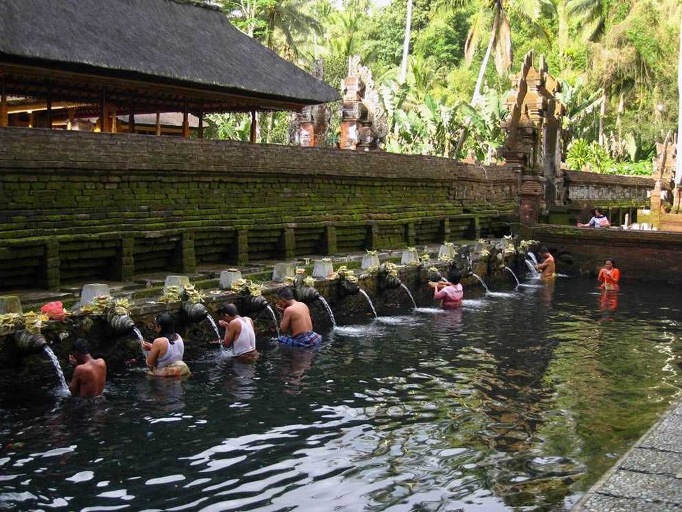 Тирта Эмпул — храм и святой источник, который питает реку, протекающую через Гунунг Кави...