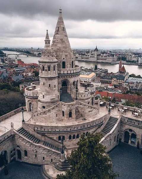 Фото города Будапешт в Венгрии. Большая галерея качественных и красивых фотографий Будапешта, на которых представлены достопримечательности города, его виды, улицы, дома, парки и музеи.