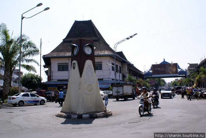 Суракарта — город в Индонезии на острове Ява, местные жители его часто называют просто Соло. Суракарта известен как «город, который никогда не спит», потому что местные продуктовые лавки и торговые фургончики работают круглосуточно. В городе проживает бол